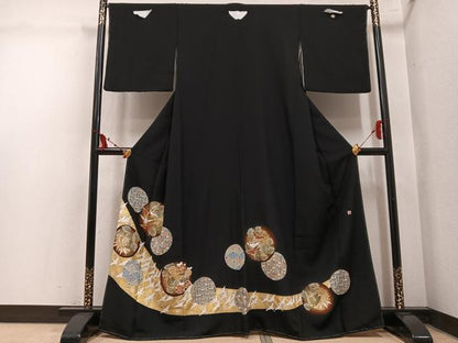 平和屋着物●豪華黒留袖　作家物　駒刺繍　松竹梅群れ鶴文　金彩　正絹　逸品　未使用　AABL8853ph