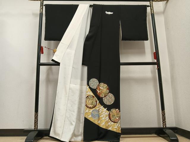 平和屋着物●豪華黒留袖　作家物　駒刺繍　松竹梅群れ鶴文　金彩　正絹　逸品　未使用　AABL8853ph