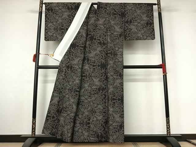 平和屋着物▽本場大島紬　単衣　9マルキ　飛鶴草葉文　黒地　正絹　逸品　AABL9205jh