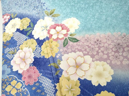 平和屋着物●豪華振袖　駒刺繍　雪輪舞花文　暈し染め　金彩　銀通し地　正絹　逸品　AABL9398cs