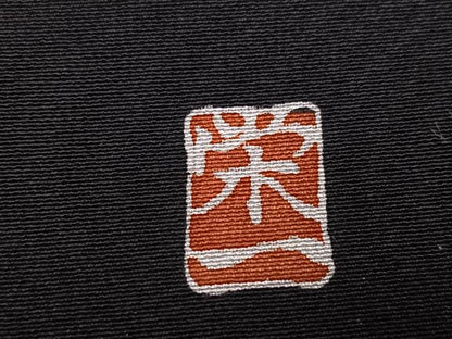平和屋着物●豪華黒留袖　作家物　駒刺繍　貝桶群鶴草花文　金彩　正絹　逸品　AABM0737ph