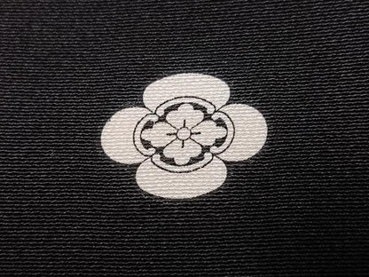 平和屋着物●豪華黒留袖　作家物　駒刺繍　貝桶群鶴草花文　金彩　正絹　逸品　AABM0737ph