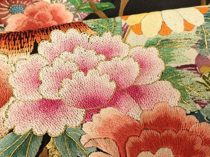 平和屋本店●中国三大刺繍　相良刺繍　色打掛　仮絵羽　和装　婚礼　結婚式　花嫁　神社挙式　花車枝梅丸文　黒地　金糸　逸品　AABM0820fw