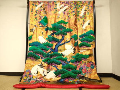 平和屋本店●本手描友禅作家　秋山章　色打掛　和装　婚礼　結婚式　花嫁　神社挙式　群れ鶴草花松文　暈し染め　金彩　逸品　AABM0888fw