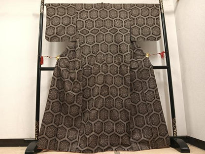 平和屋着物●本場大島紬　7マルキ　亀甲文　正絹　逸品　AABM1174ph