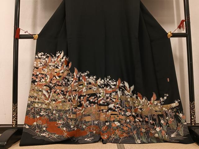 平和屋着物●豪華黒留袖　作家物　駒刺繍　群れ鶴草花文　金彩　正絹　逸品　AABM1236ph