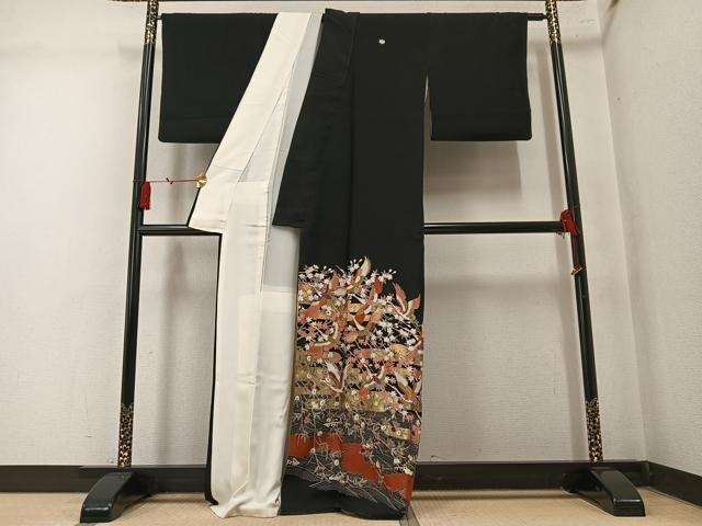 平和屋着物●豪華黒留袖　作家物　駒刺繍　群れ鶴草花文　金彩　正絹　逸品　AABM1236ph