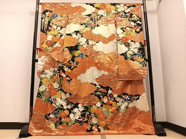 平和屋着物●豪華振袖　駒刺繍　雲重ね草花文　黒地　金彩　正絹　逸品　AABM1263ph
