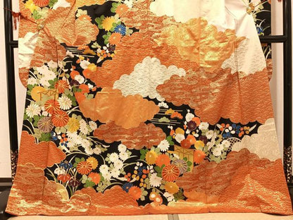 平和屋着物●豪華振袖　駒刺繍　雲重ね草花文　黒地　金彩　正絹　逸品　AABM1263ph