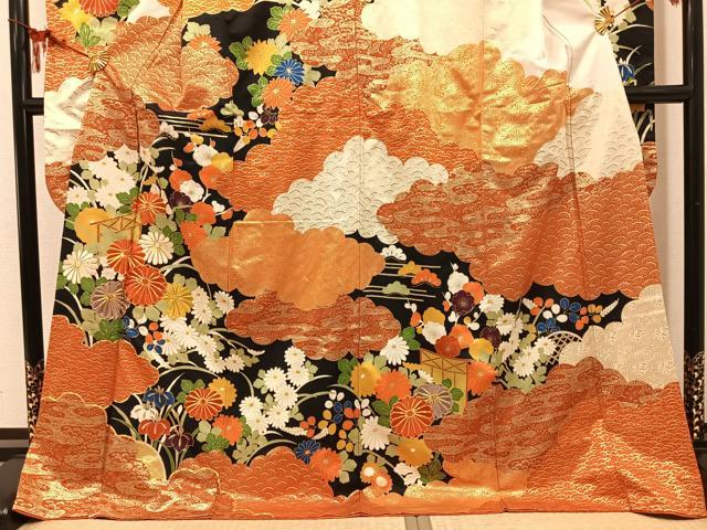 平和屋着物●豪華振袖　駒刺繍　雲重ね草花文　黒地　金彩　正絹　逸品　AABM1263ph