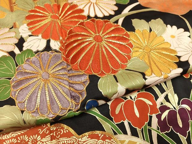 平和屋着物●豪華振袖　駒刺繍　雲重ね草花文　黒地　金彩　正絹　逸品　AABM1263ph