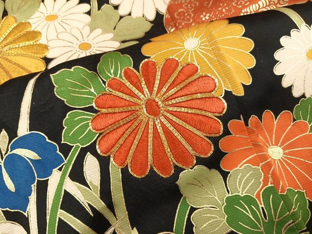 平和屋着物●豪華振袖　駒刺繍　雲重ね草花文　黒地　金彩　正絹　逸品　AABM1263ph