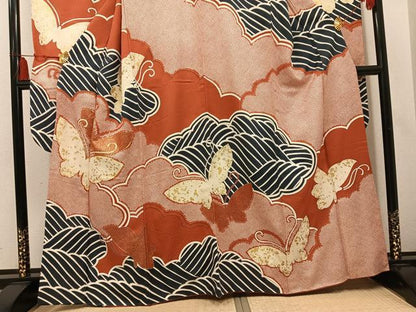 平和屋着物●豪華振袖　駒刺繍　雲重ね舞蝶文　金彩　正絹　逸品　AABM1267ph