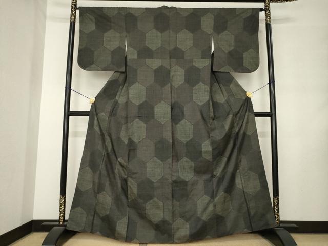 平和屋着物●本場大島紬　7マルキ　亀甲文　正絹　逸品　AABM2454ck