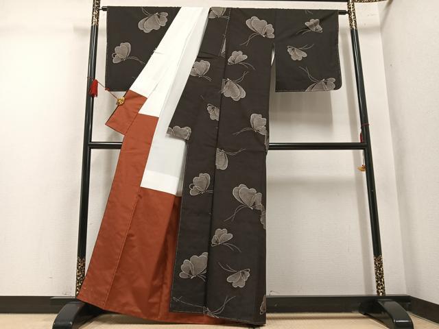 平和屋着物●本場大島紬　古代染色純泥染め　9マルキ　地空き　総絣　舞蝶文　平田織物謹製　証紙付き　正絹　逸品　未使用　AABM2607ph