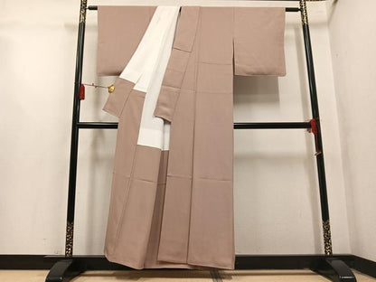 平和屋着物●上質な色無地　伊と幸　堅牢草木染　菱地紋　白茶色　反端付き　正絹　逸品　AABM2646ph