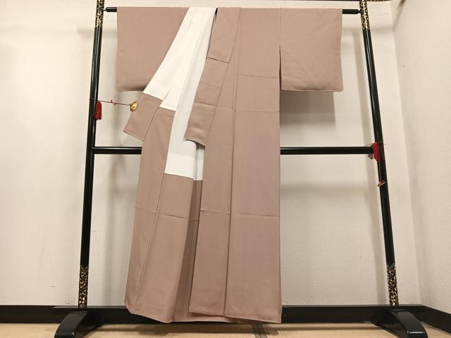 平和屋着物●上質な色無地　伊と幸　堅牢草木染　菱地紋　白茶色　反端付き　正絹　逸品　AABM2646ph