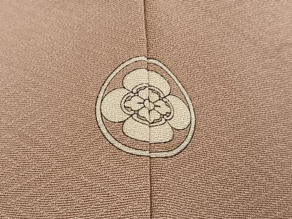 平和屋着物●上質な色無地　伊と幸　堅牢草木染　菱地紋　白茶色　反端付き　正絹　逸品　AABM2646ph