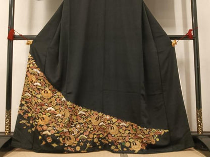 平和屋着物●豪華黒留袖　駒刺繍　群れ鶴宝づくし　金彩　正絹　逸品　AABM3358ph