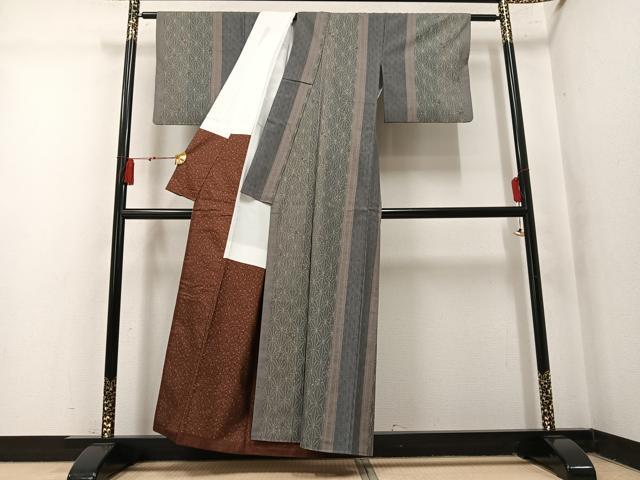 平和屋着物●創業140年　小糸染芸の四代目　小糸敏夫　小紋　結城紬　80亀甲　麻の葉唐草文　証紙付き　正絹　逸品　AABM3383ph