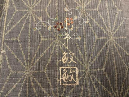 平和屋着物●創業140年　小糸染芸の四代目　小糸敏夫　小紋　結城紬　80亀甲　麻の葉唐草文　証紙付き　正絹　逸品　AABM3383ph