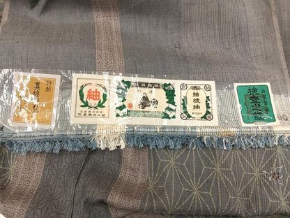 平和屋着物●創業140年　小糸染芸の四代目　小糸敏夫　小紋　結城紬　80亀甲　麻の葉唐草文　証紙付き　正絹　逸品　AABM3383ph