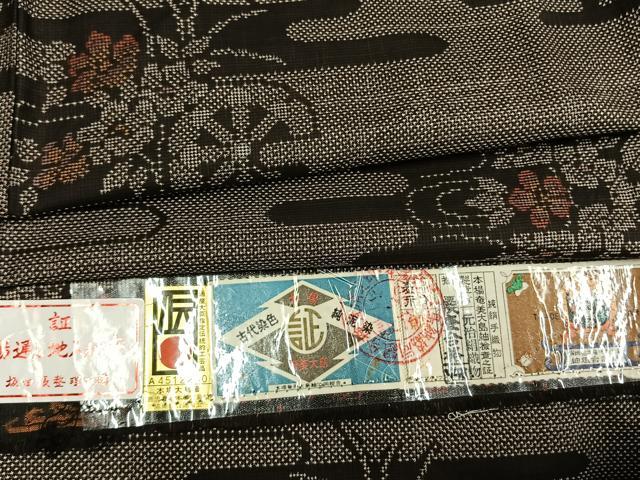 平和屋着物●本場大島紬　7マルキ　古代染色　純泥染　手織　源氏車花文　元治絹織物謹製　証紙付き　正絹　逸品　AABM3864fy