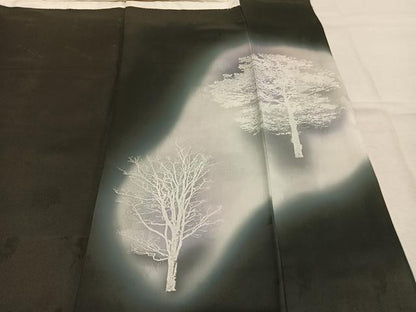 平和屋着物●日展作家　山本唯与志　レリーフ染　黒留袖　樹林文　暈し染め　金銀彩　正絹　逸品　AABM3895fy