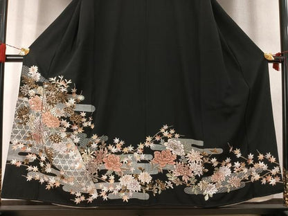平和屋着物●豪華黒留袖　駒刺繍　草花文　金糸　金彩　正絹　逸品　AABM4176fy