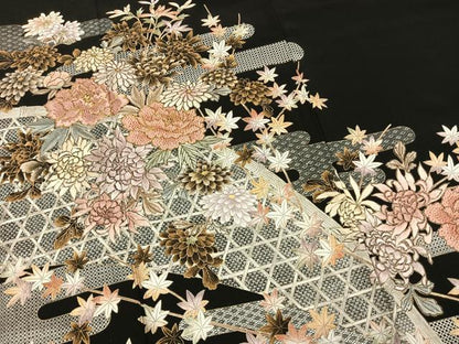 平和屋着物●豪華黒留袖　駒刺繍　草花文　金糸　金彩　正絹　逸品　AABM4176fy