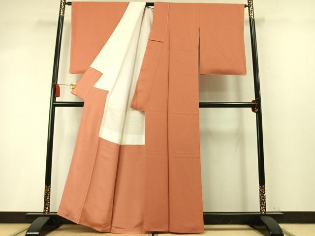 平和屋着物●上質な色無地　泥染め　霞地紋　曙色　反端付き　正絹　逸品　未使用　AABM4271fy