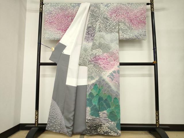 平和屋着物●十日町　名門　滝泰謹製　訪問着　刺繍　樹林霞文　おぼろ染　襲ね絞り　銀通し地　正絹　逸品　未使用　AABM4333ck