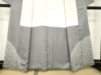 平和屋着物●十日町　名門　滝泰謹製　訪問着　刺繍　樹林霞文　おぼろ染　襲ね絞り　銀通し地　正絹　逸品　未使用　AABM4333ck