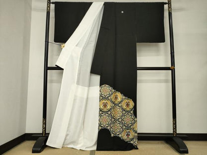 平和屋着物●中国三大刺繍　相良刺繍　黒留袖　作家物　駒刺繍　向い鳥花文　金彩　正絹　逸品　AABM4383ck