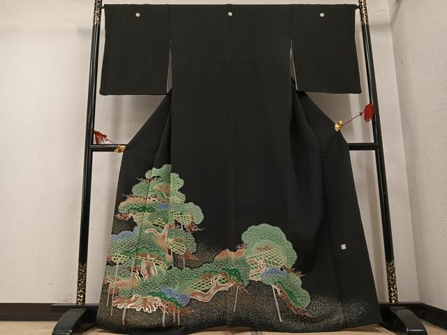 平和屋着物●人間国宝・羽田登喜男 　黒留袖　松　金彩　正絹　逸品　AABM6246ph