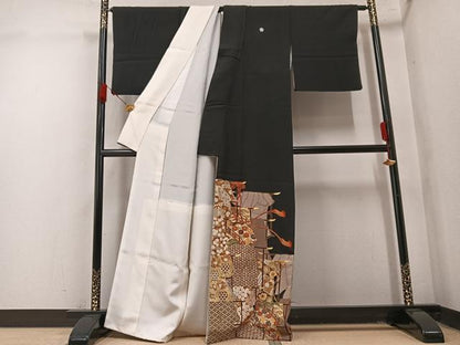 平和屋着物●豪華黒留袖　駒刺繍　誰が袖花文　金彩　正絹　逸品　AABM6247ph