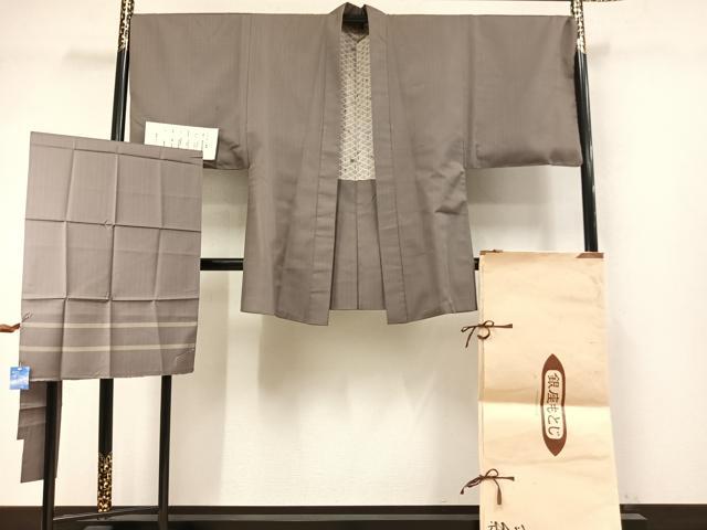 平和屋着物●男性　銀座もとじ　長羽織　プラチナボーイ　利休白茶色　たとう紙　証紙　反端付き　正絹　逸品　AABM8466fy