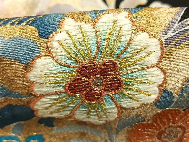 平和屋着物●創業460年・千總  豪華黒留袖　駒刺繍　草花文　金彩　正絹　逸品　AABM8477fy