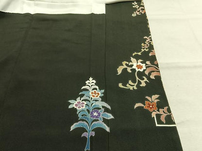 平和屋着物●創業460年・千總  豪華黒留袖　駒刺繍　草花文　金彩　正絹　逸品　AABM8477fy