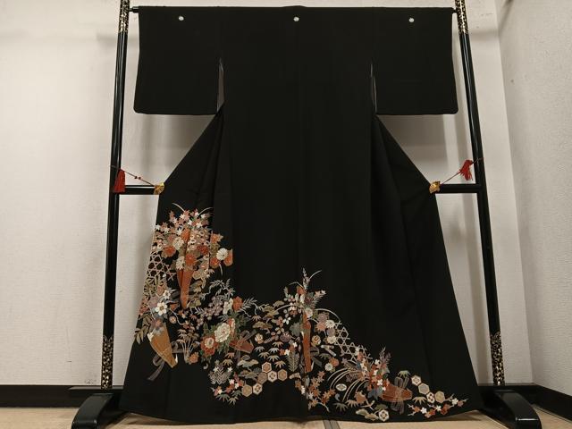 平和屋着物●豪華黒留袖　駒刺繍　草花文　金彩　三越扱い　正絹　逸品　AABM8779ph