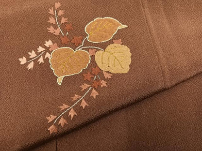平和屋着物●上質な色無地　草木染　刺繍　伊と幸　ワンポイント　団十郎茶色　金糸　鬼しぼ縮緬　反端付き　正絹　逸品　AABM8780ph