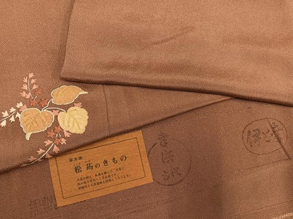 平和屋着物●上質な色無地　草木染　刺繍　伊と幸　ワンポイント　団十郎茶色　金糸　鬼しぼ縮緬　反端付き　正絹　逸品　AABM8780ph