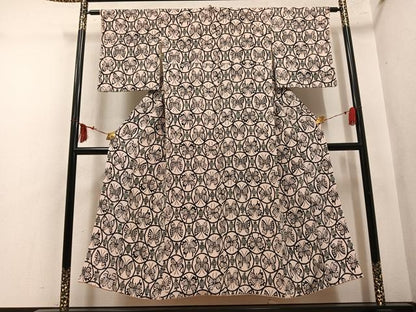 平和屋着物●工芸小紋　型染め　花蝶丸文　鬼しぼ縮緬　正絹　逸品　AABN0435ph