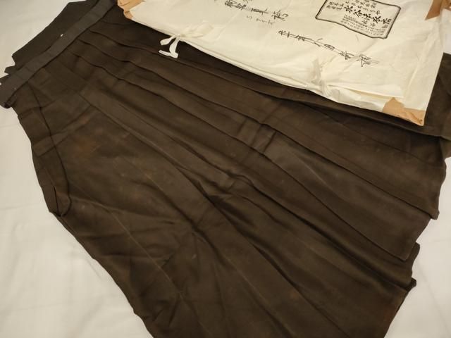 平和屋本店▼男性　行灯袴　黒鳶色地　水谷法衣店謹製　たとう紙付き　法衣　寺院　仏具　仏教　僧侶　神職　装束　AABN1199ja
