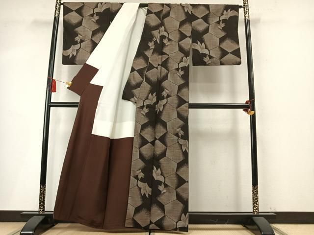 平和屋着物●本場大島紬　9マルキ　亀甲花文　正絹　逸品　AABN3710fy
