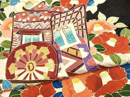 平和屋着物●豪華振袖　御所車花文　黒地　金彩　正絹　逸品　AABN3721fy