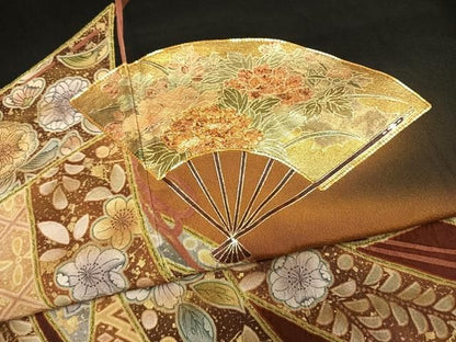 平和屋着物●豪華黒留袖　作家物　駒刺繍　扇面熨斗花文　暈し染め　金彩　やまと誂製　正絹　逸品　未使用　AABN3974fy