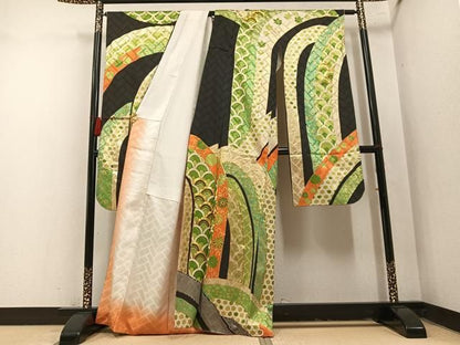 平和屋着物●豪華振袖　駒刺繍　吉祥花唐草文　黒地　金彩　正絹　逸品　AABN5795ph