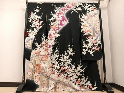 平和屋着物●豪華振袖　駒刺繍　群れ鶴草花文　暈し染め　黒地　金彩　正絹　逸品　AABN5796ph