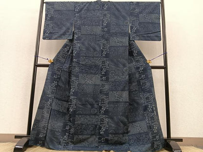 平和屋着物▽上質な小紋 単衣 作家物 紬地 本藍 型絵染 横段花文 正絹 逸品 BAAT1132hv